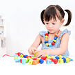 New Classic Toys Dřevěné korálky - 96 ks + 4 provázky